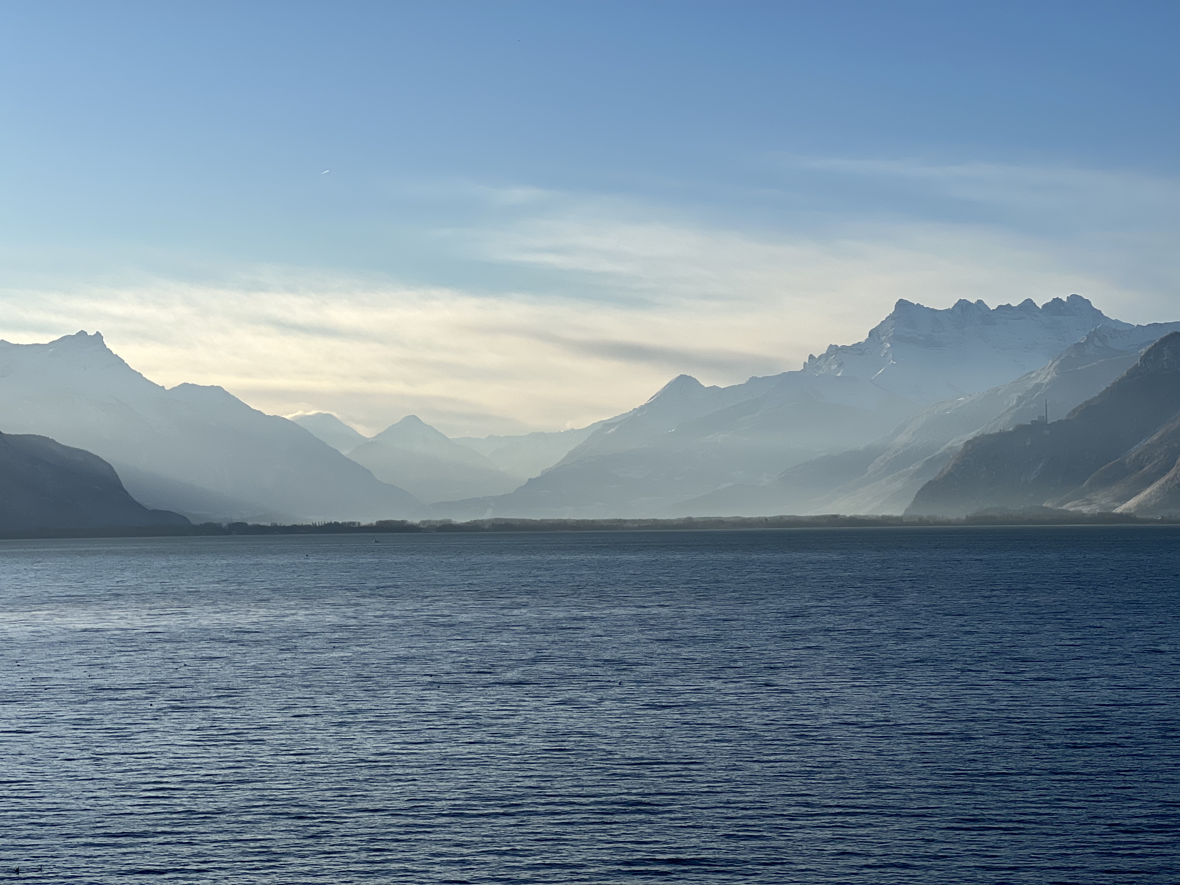 Lac Léman et montagnes depuis les Trois Couronnes